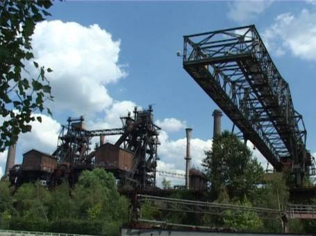 Duisburg : Landschaftspark Du.-Nord, Blick auf den Hochofen ( links ) und Kran ( rechts )